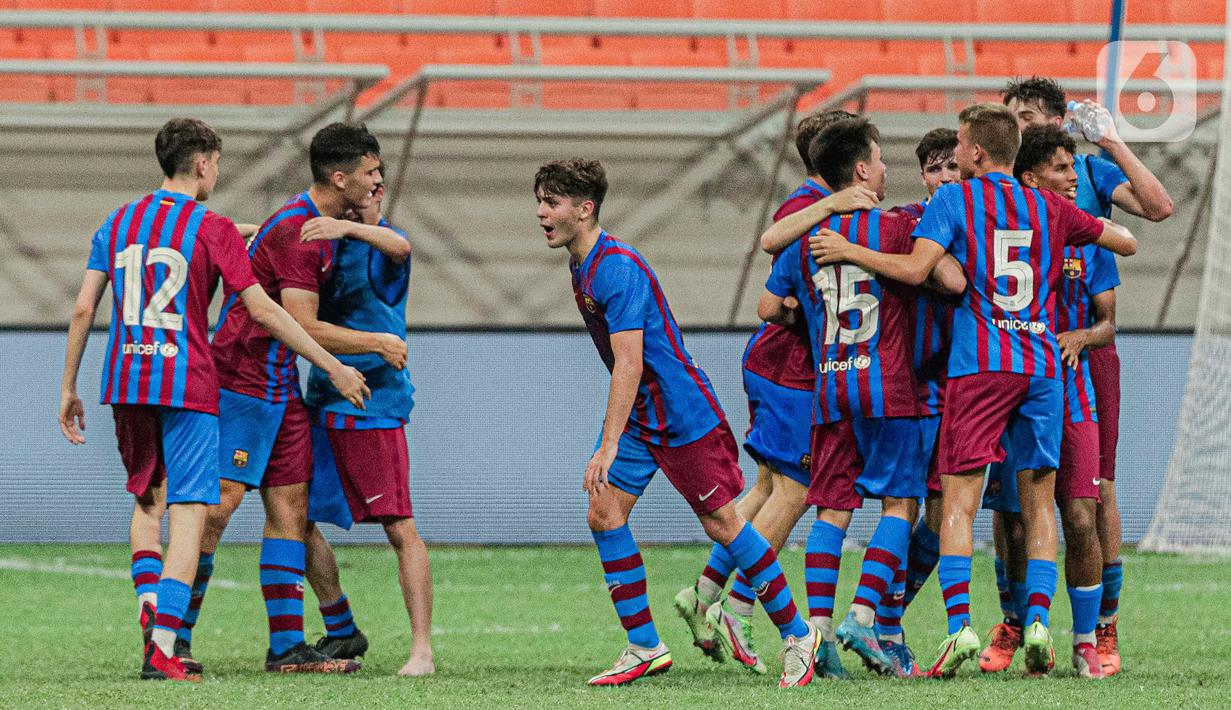 Para pemain Barcelona U-18 melakukan selebrasi usai melawan Altetico Madrid U-18 pada pertandingan International Youth Championship (IYC) 2021 di Jakarta International Stadium (JIS), Jakarta, Selasa (19/4/2022). Barcelona U-18 menang 1-0. (Liputan6.com/Faizal Fanani)