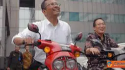 Citizen6, Jakarta: Dirut PLN, Dahlan Iskan didampingi Direktur Operasi Indonesia Barat PLN, Moch. Harry Jaya Pahlawan sedang melakukan uji coba kendaraan motor listrik di halaman PLN Kantor Pusat, Jakarta, Jum'at (8/4). (Pengirim: Agus)