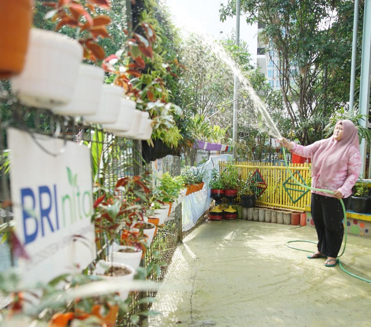 Sebelum bertransformasi, Kampung Bali tak ubahnya kawasan padat penduduk di tengah himpitan gedung-gedung pencakar langit Jakarta. BRI melalui aktivitas Corporate Social Responsibility (CSR) BRI Peduli kemudian melakukan penataan Kampung Bali dengan berba