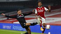 Striker Arsenal, Pierre-Emerick Aubameyang, berebut bola dengan pemain Aston Villa, Matty Cash, pada laga Liga Inggris di Stadion Emirates, Minggu (8/11/2020). Arsenal takluk dengan skor 0-3. (AP Photo/Alastair Grant, Pool)