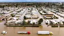 Foto udara ini menunjukkan lingkungan yang terendam banjir di Merced, California pada tanggal 10 Januari 2023. Badai besar yang disebut "topan bom" oleh para ahli meteorologi telah tiba dan diperkirakan akan menyebabkan banjir yang meluas di seluruh negara bagian. (Foto oleh JOSH EDELSON / AFP)