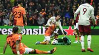 Kiper Galatasaray Fernando Muslera memegang bola di depan gelandang Manchester United Facundo Pellistri pada matchday kelima Grup A Liga Champions di Rams Global Stadyumu, Kamis (30/11/2023) dini hari WIB. (YASIN AKGUL / AFP)