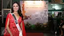 Puteri Indonesia Lingkungan 2015, Chintya Fabyola menunjukan salah satu kostum untuk dipakai di ajang Miss International 2015, Jakarta, Kamis (8/10/2015). Miss International 2015 akan diselengarakan di Tokyo pada 16 Oktober. (Liputan6.com/Herman Zakharia)