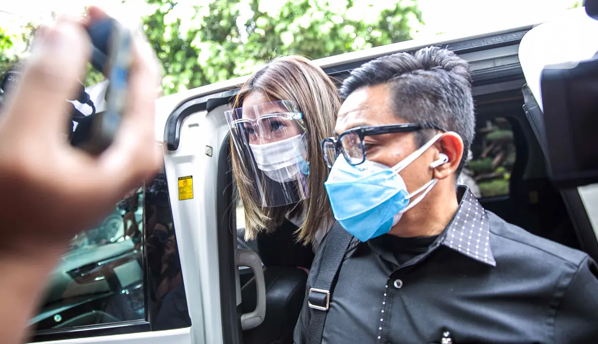 Selebritas Gisella Anastasia atau Gisel (kiri) didampingi pengacaranya tiba di Gedung Ditreskrimsus Polda Metro Jaya, Jakarta, Rabu (23/12/2020). Gisel tiba pada pukul 10.50 WIB. (Liputan6.com/Faizal Fanani)