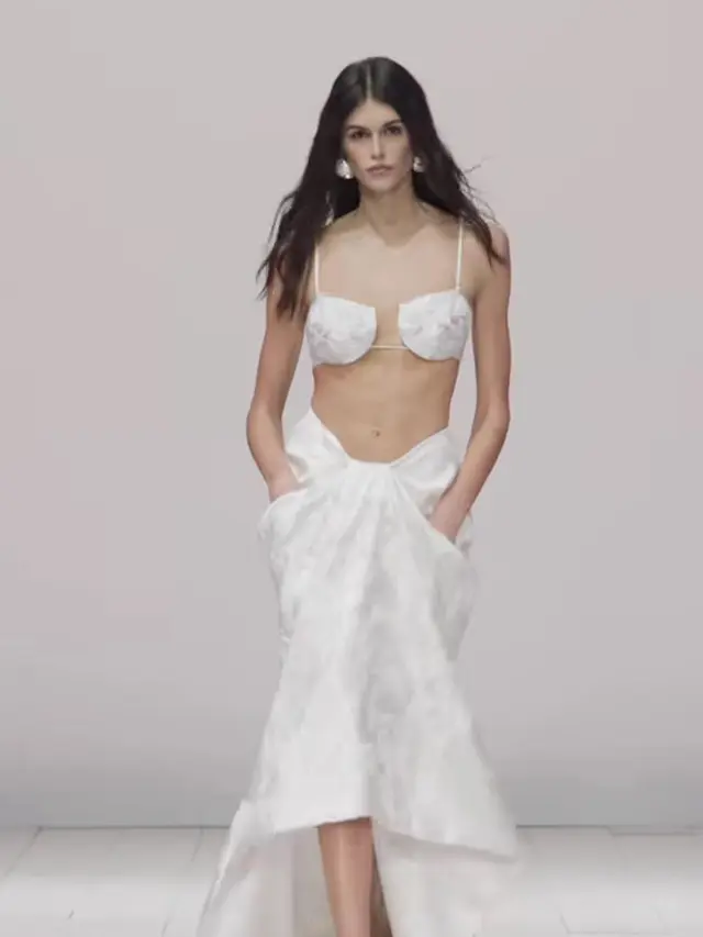 Kaia Gerber saat fashion show Givenchy. [@kaiagerber]