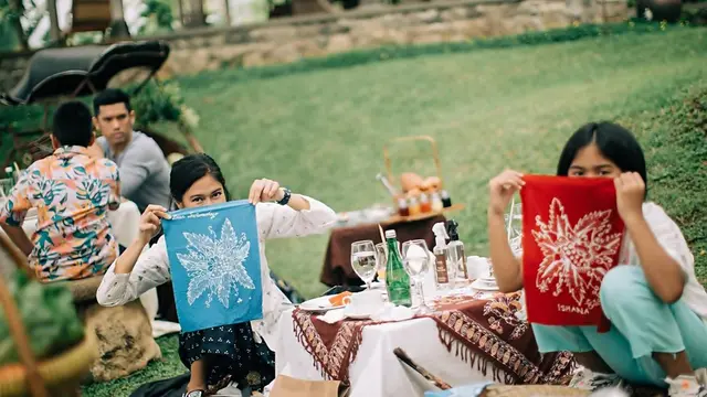 Potret Seru Dian Sastrowardoyo Piknik Bareng Keluarga di Borobudur