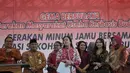 Menko PMK, Puan Maharani (tengah) berpidato di acara minum jamu bersama, Jawa Tengah, Rabu (1/4/2015).Kegiatan minum jamu bareng ini untuk mendeklarasikan Kabupaten Sukoharjo sebagai produsen jamu terbesar di Jawa Tengah. (Liputan6.com/Johan Tallo)