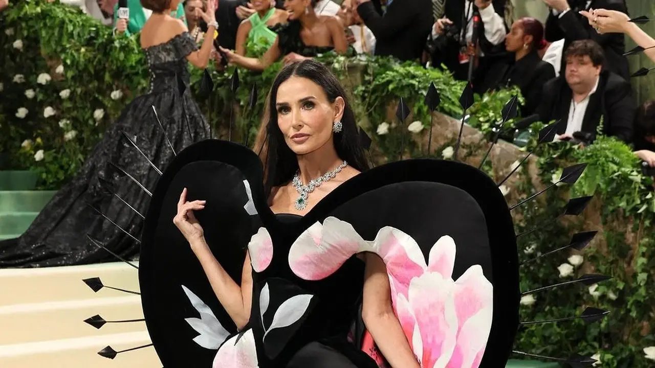 Demi Moore Come Back ke Met Gala 2024 dengan Gaun Wallpaper, Jadi Penampilan Terbaik di Usia 61 Tahun