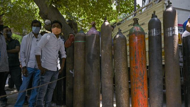 Potret Warga India yang Antre Isi Ulang Tabung Oksigen di Tengah Krisis COVID-19