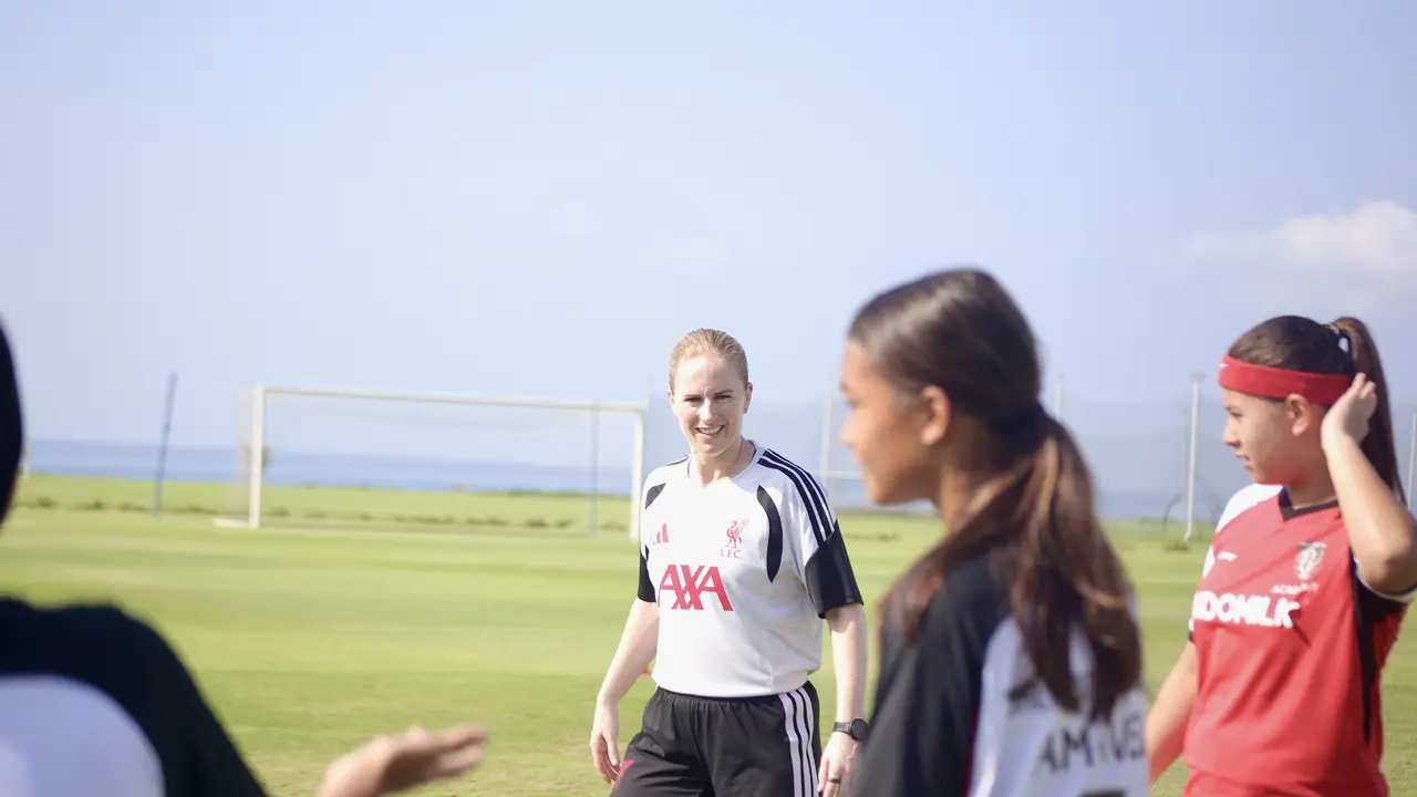 Legenda Liverpool FC Women’s, Natasha Dowie. saat melakukan coaching clinic di Bali United Training Center