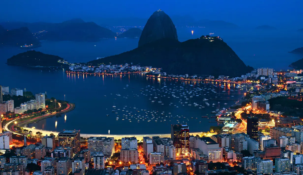 Pemandangan indah Guanabara bay saat malam menjadi tempat tujuan wisata di Rio de Janeiro, Brasil. (AFP/Christophe Simon)