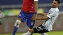 Gelandang Chile, Arturo Vidal saat dilanggar bek Argentina, Nicolas Tagliafico pada pertandingan Grup A Copa America 2021 di Stadion Nilton Santos, Brasil, Selasa (15/6/2021). Argentina bermain imbang atas Chile 1-1. (AP Photo/Silvia Izquierdo)