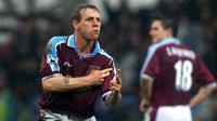 Stuart Pearce. Bek berusia 59 tahun yang pensiun di Man City Juli 2002 ini mencetak gol terakhir di Liga Inggris saat berusia 38 tahun dan 7 bulan. Pada (25/11/2000) di pekan ke-15 ia menyumbang 1 gol West Ham ke gawang tuan rumah Southampton yang berakhir dengan kemenangan 3-2. (claretandhugh)