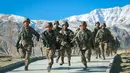 Para prajurit Tentara Pembebasan Rakyat (PLA) berlari dalam latihan militer di Pegunungan Pamir, Kashgar, wilayah Xinjiang, barat laut China (4/1/2021). (AFP/STR)