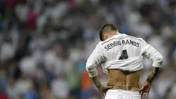 Sergio Ramos terlihat meratapi kegagalan Real Madrid yang kandas di Semi Final Liga Champions, Santiago Bernabeu, Spanyol, Kamis (14/5/2015). Madrid kalah oleh Juventus dengan agregat  3-2. (AFP Photo/ Dani Pozo)