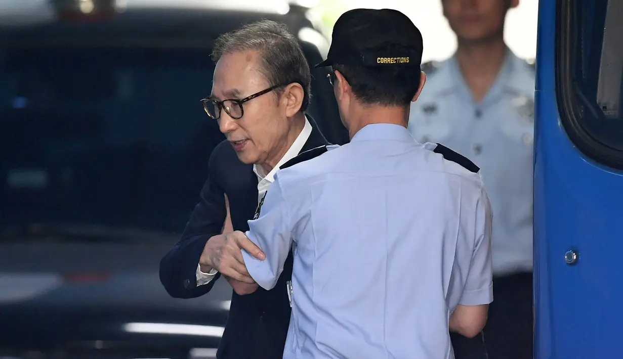 Mantan presiden Korea Selatan Lee Myung-bak diperiksa petugas di pengadilan saat menghadiri persidangan di Seoul (6/9). Pria 76 tahun itu dituduh menggelapkan puluhan juta dolar AS dari DAS, produsen suku cadang otomotif lokal. (AFP Photo/Jung Yeon-je)