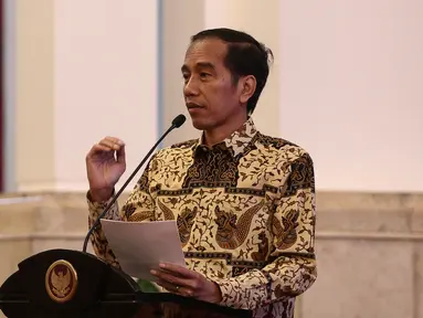 Presiden Joko Widodo memberikan pengarahan dalam Rapat Koordinasi Nasional Satuan Tugas Pemberantasan Penangkapan Ikan Secara Ilegal (Satgas 115) di Istana Negara, Jakarta, Rabu (29/6). (Liputan6.com/Faizal Fanani)
