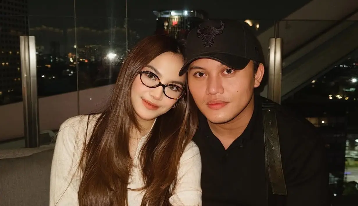 Mahalini Raharja dan Rizky Febian menikah pada 10 Mei 2024 di Hotel Raffles Kuningan, Jakarta Selatan. Bulan depan memasuki usia pernikahan ke-1 tahun, rumah tangga pasangan ini makin hangat karena kehadiran Selina. Meski sudah jadi orang tua, namun pelantun tembang Bermuara ini tak kehilangan momen untuk nikmati waktu berdua dengan jalan-jalan hingga liburan singkat. (Liputan6.com/IG/@mahaliniraharja)