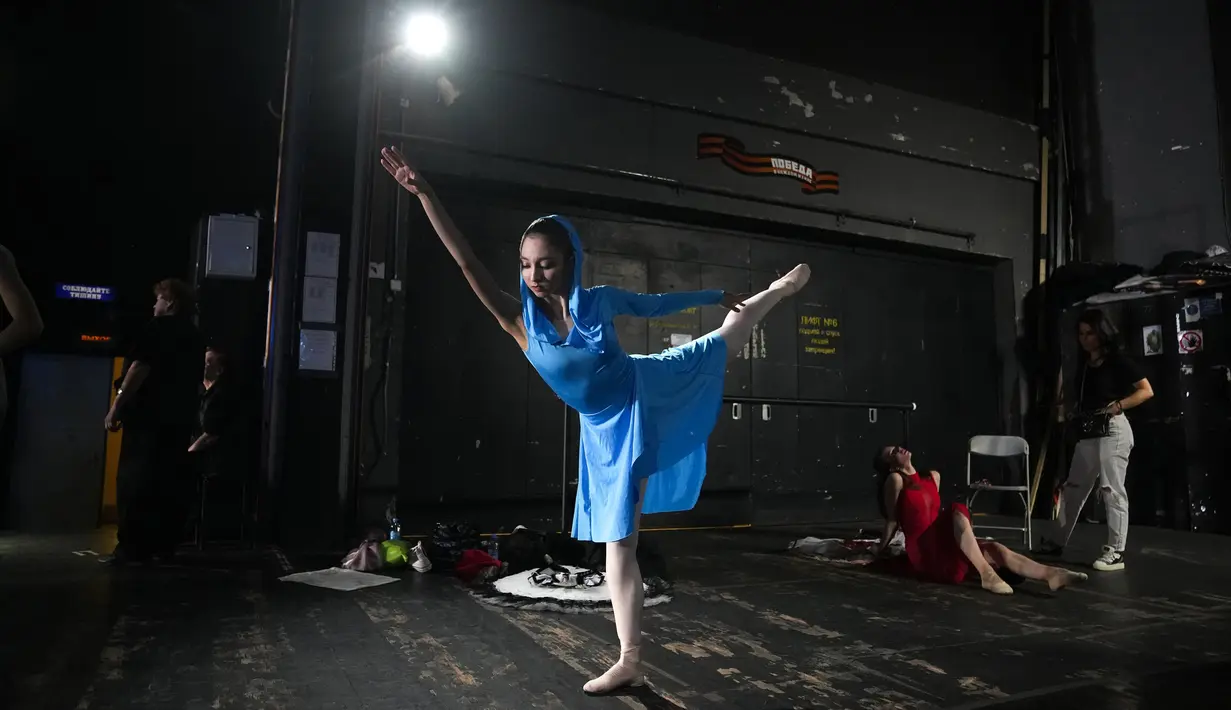 Elina Nasyrova dari Rusia melakukan pemanasan di belakang panggung sebelum tampil pada Kompetisi Balet Internasional XIV di New Stage of the Bolshoi Theater, Moskow, Rusia, 8 Juni 2022. (AP Photo/Alexander Zemlanichenko)