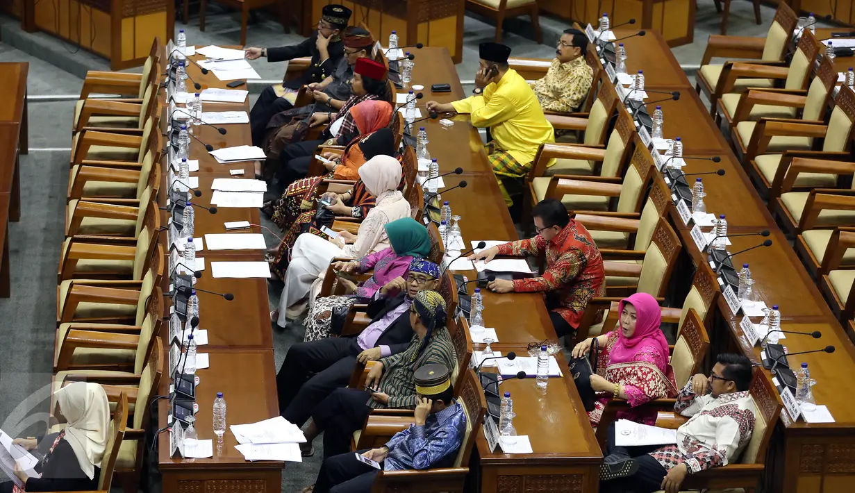 Anggota Dewan memakai baju adat daerah saat mengikuti sidang paripurna ke-22 DPR di Senayan, Jakarta, Kamis (27/4). Sidang tersebut juga membahas uji kepatutan dan kelayakan calon anggota Dewan Pengawas LPP TVRI (Liputan6.com/Johan Tallo)