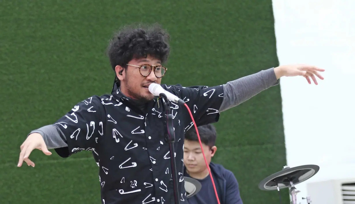 Penyanyi Kunto Aji memeriahkan acara BRIZZI Vidio Fair 2017 di The Space Senayan City, Jakarta, Sabtu (9/12). Brizzi Vidio Fair juga dimeriahkan oleh hiburan mulai dari musik, kuliner, serta berbagai produk fesyen. (Liputan6.com/Herman Zakharia)