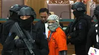 Terdakwa kasus bom Thamrin, Aman Abdurrahman dengan kawalan ketat polisi bersenjata seusai sidang lanjutan di PN Jakarta Selatan, Jumat (25/5). Pada sidang pekan lalu,  JPU menuntut Aman Abdurrahman tuntutan mati. (Liputan6.com/Immanuel Antonius)