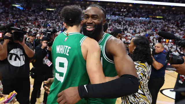 Selebrasi pemain Celtics Derrick White usai mengalahkan Heat di gam enam final Wilayah Timur NBA