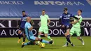 Pemain Atalanta Aleksej Miranchuk mencetak gol ke gawang Lazio pada pertandingan Coppa Italia di Stadion Gewiss, Bergamo, Italia, Rabu (27/1/2021). Atalanta melaju ke semifinal Coppa Italia usai menaklukkan Lazio 3-2. (Stefano Nicoli/LaPresse via AP)