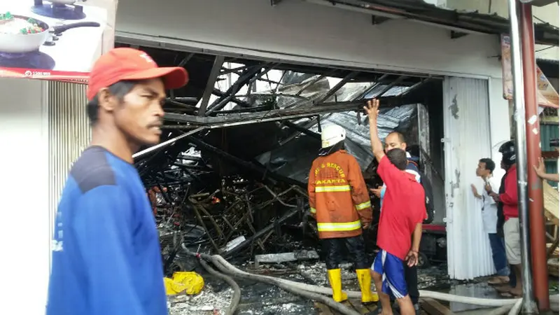 Kebakaran dekat Stasiun Senen