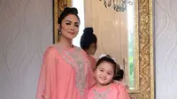 Senyum Krisdayanti dan Amora Pamer Baju Lebaran