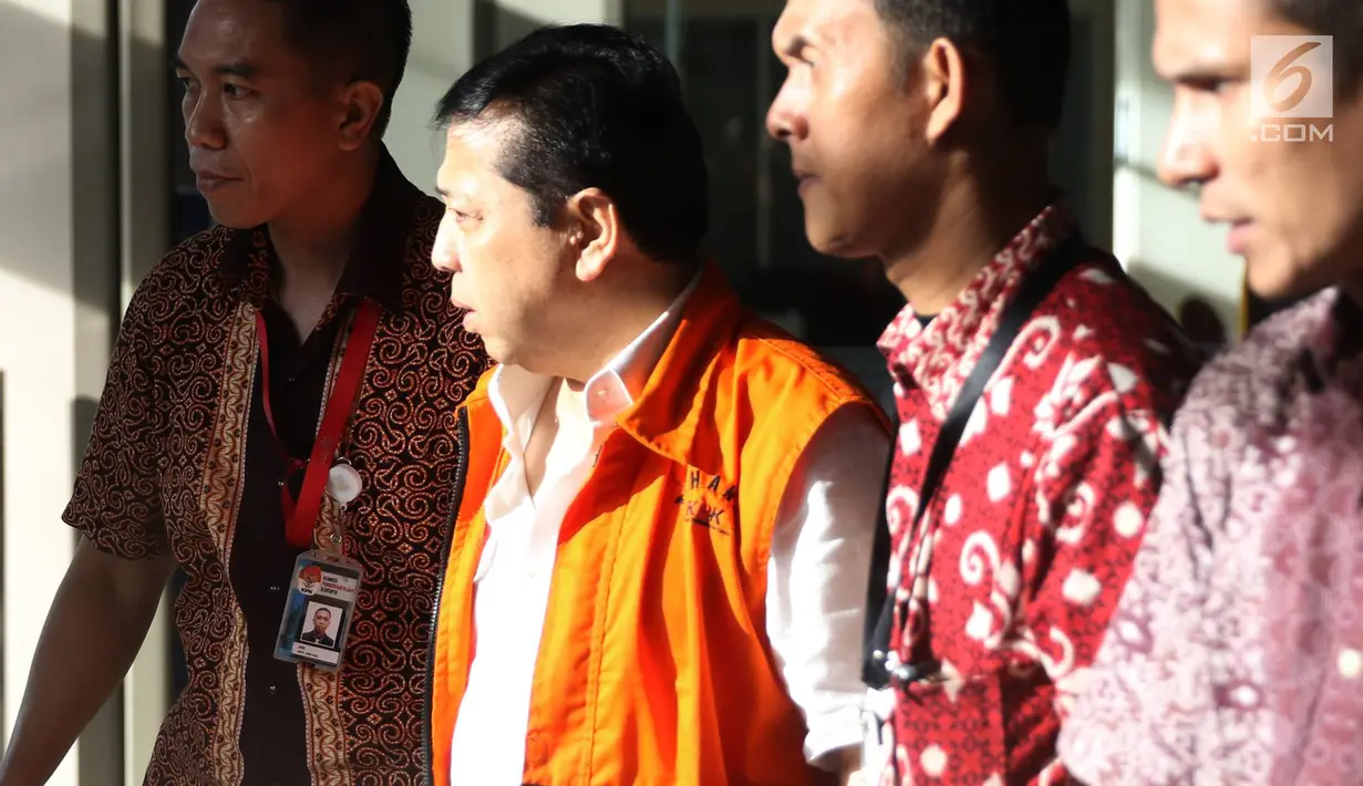 Tersangka kasus korupsi e-KTP Setya Novanto berjalan keluar seusai menjalani pemeriksaan di Gedung KPK, Jakarta, Jumat (24/11). Setnov menjalani pemeriksaan ketiga sebagai tersangka korupsi e-KTP. (Liputan6.com/Immanuel Antonius)