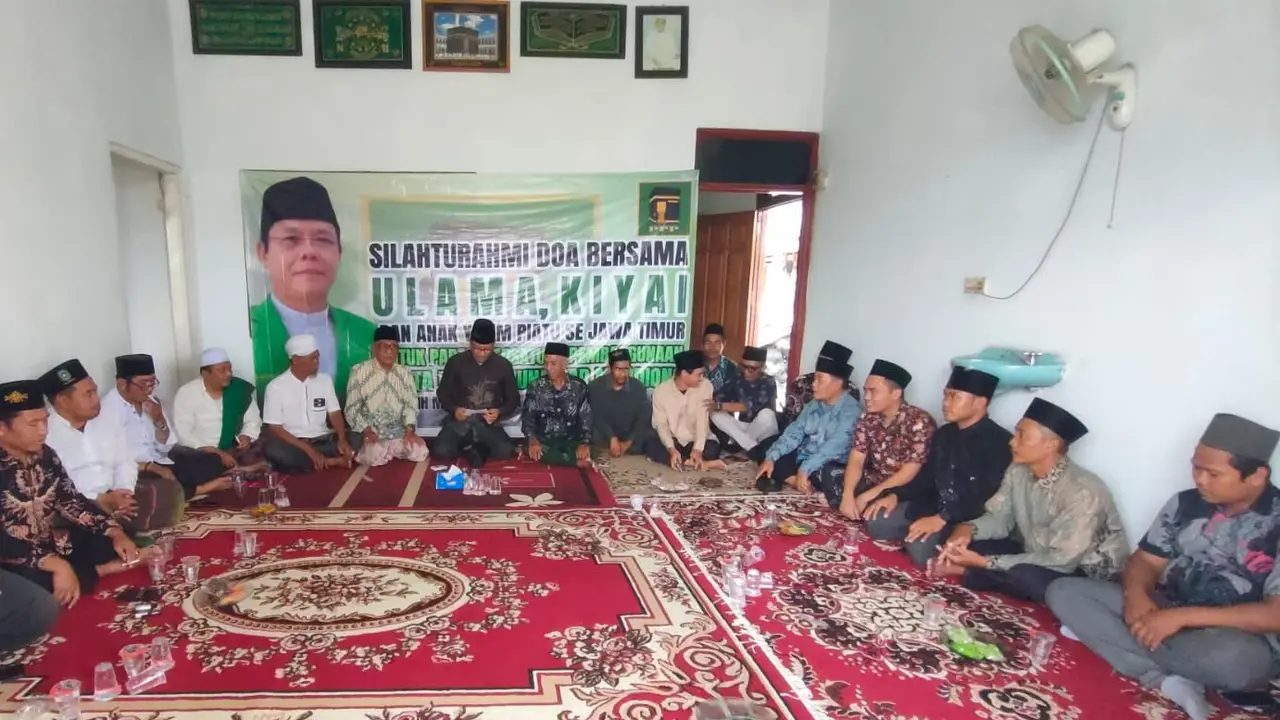 Ratusan ulama, kiai, dan para pengasuh pondok pesantren dari Jawa Timur serta Jawa Tengah Pantura menggelar Silaturahmi dan Doa Bersama di salah satu pondok pesantren, Lamongan, Jawa Timur, Kamis (11/9/2025) (Istimewa)