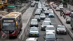 Bus TransJakarta melintas di kawasan Sudirman, Jakarta, Selasa (5/4). Dalam rangka uji coba penghapusan three in one, Kepala Dinas Perhubungan dan Transportasi Andri Yansyah mengatakan sudah menyiapkan bus tambahan gratis. (Liputan6.com/Faizal Fanani)