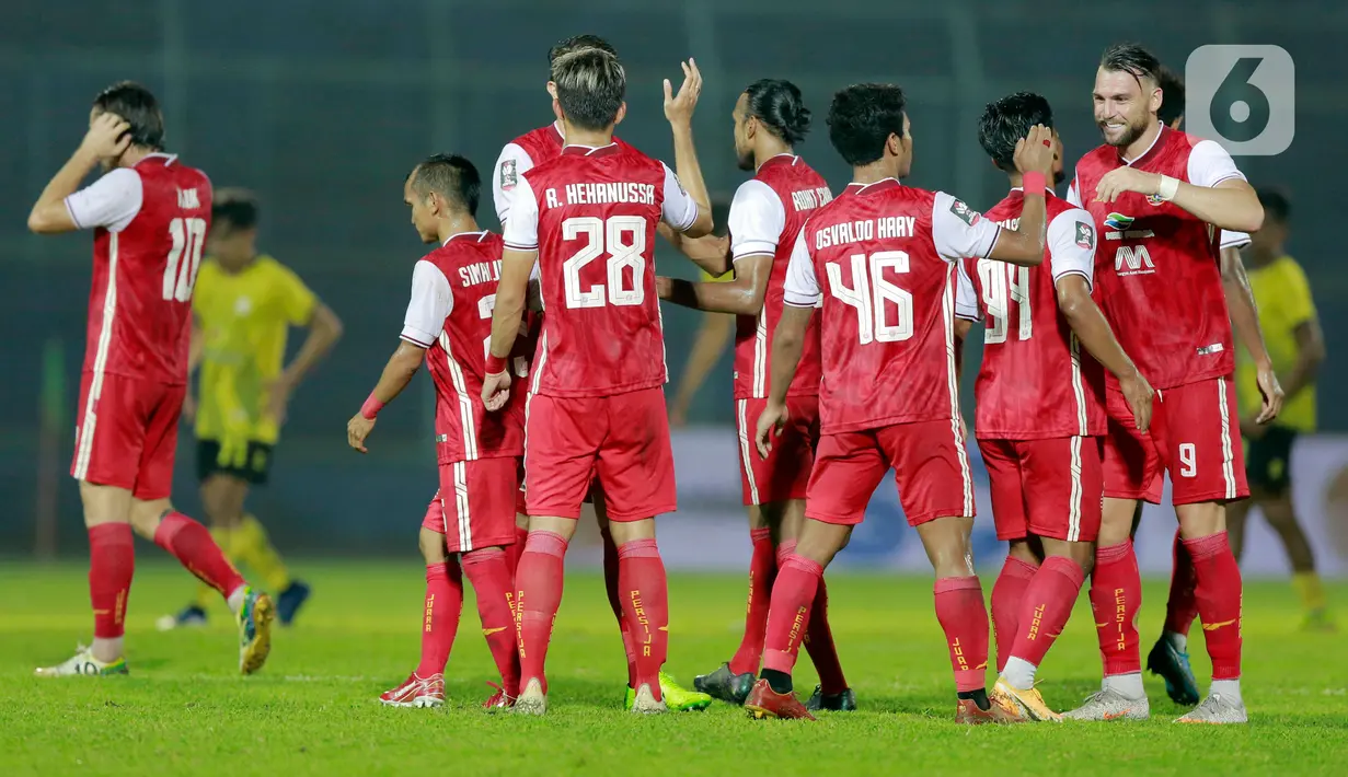 Para pemain Persija Jakarta merayakan kemenangan atas Barito Putera pada laga perempat final Piala Menpora 2021 di Stadion Kanjuruhan, Malang, Sabtu (10/4/2021). Persija Jakarta menang dengan skor 1-0. (Bola.com/Arief Bagus)