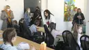 Guru Ukraina Natalia Khalil (tengah) mengajar kelas anak-anak dari Ukraina di Berlin, Jerman, Senin (21/3/2022). Empat puluh anak pengungsi Ukraina memulai hari pertama sekolah dasar di Berlin hanya beberapa minggu setelah mereka melarikan diri dari perang. (AP Photo/Markus Schreiber)