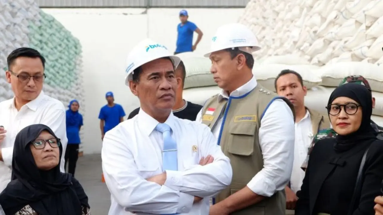Mentan Andi Amran Sulaiman saat mengunjungi Gudang Bulog Banjar Kemantren di Sidoarjo, Jawa Timur, Minggu, guna memastikan stok beras di Jawa Timur.