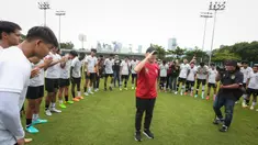 Ketua Umum PSSI, Mochamad Iriawan memberikan salam perpisahan saat Timnas Indonesia melakukan latihan terpusat untuk Piala Asia U-20 2023 yang berlangsung di Lapangan A, Kompleks Stadion Utama Gelora Bung Karno (SUGBK), Jakarta, Rabu (15/02/2023). (Bola.com/Bagaskara Lazuardi)