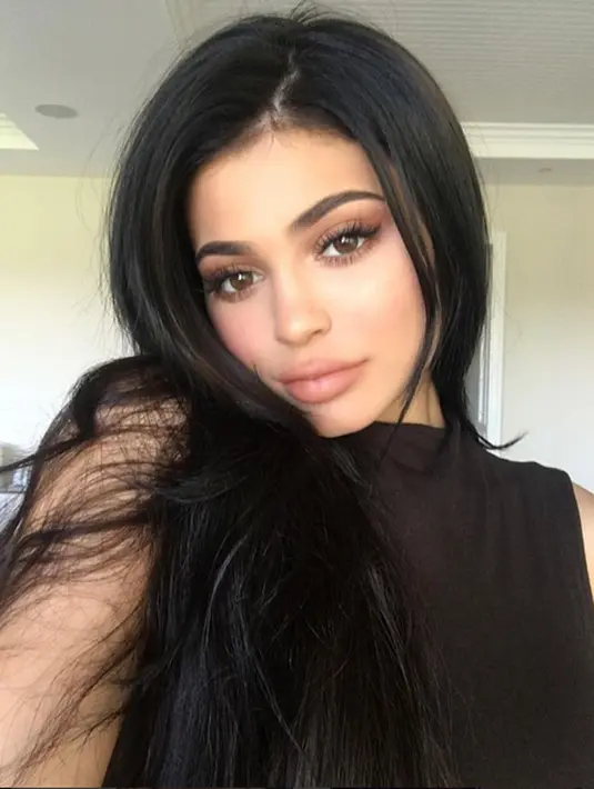 Sosok Kylie memang selalu menjadi pusat perhatian masyarakat, terlebih dengan unggahan foto-foto di akun Instagramnya yang memperlihatkan kemolekan tubuhnya yang seksi. (Instagram/Kyliejenner)