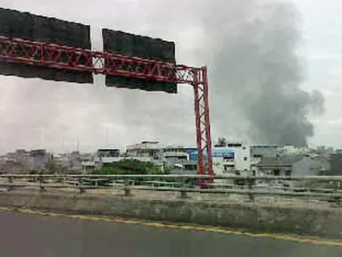 Citizen6, Jakarta: Kepulan asap kebakaran di Teluk Angke terlihat hingga jalan raya. (Pengirim: Alexander) 