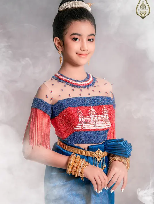 Jenna yang memiliki darah Prancis dari sang ayah juga kerap tampil dengan gaya rambut cepol dan aksesori rambut untuk gaya etnik modern-nya. (Foto: Facebook Jenna Norodom)