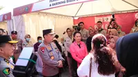 Kapolri Jenderal Listyo Sigit Prabowo memimpin puncak bakti sosial kesehatan di Lapangan Karangpawitan, Kabupaten Karawang, Jawa Barat terkait HUT ke-78 Bhayangkara. ( dokumentasi Polri)
