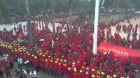 Para buruh berkumpul di depan gedung DPRD Sumsel saat merayakan May Day beberapa tahun lalu (Liputan6.com / Nefri Inge)