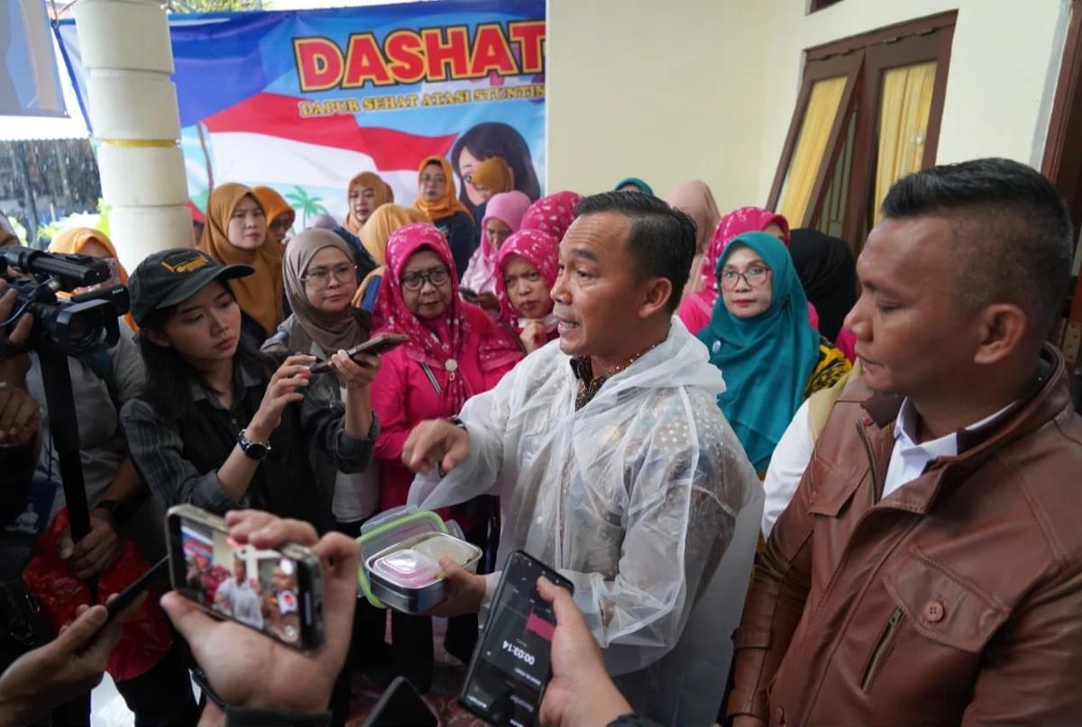 FOTO: Menteri Wihaji Tinjau Program Makanan Bergizi Gratis Bagi Ibu dan Balita