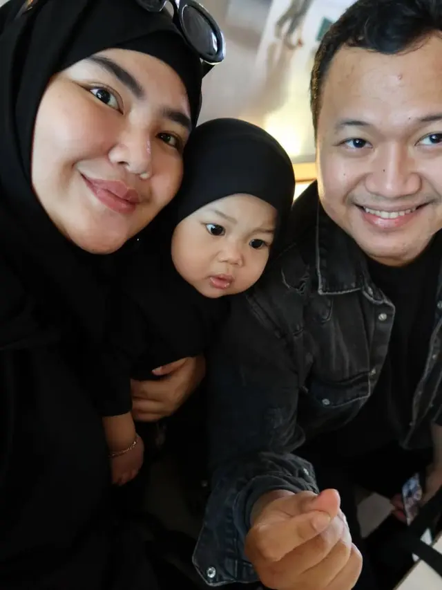 Tahun Baru Penuh Syukur, Rosa Meldianti Bagikan 5 Potret Umrah Bersama Suami dan Anak (credit: instagram.com/rosameldianti29).