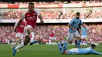 Pemain Arsenal Gabriel Jesus mengontrol bola saat melawan Manchester City pada pertandingan sepak bola Liga Premier Inggris di Emirates Stadium, London, Inggris, Minggu (8/10/2023). Arsenal mengalahkan Manchester City dengan skor 1-0 berkat gol Gabriel Martinelli. (AP Photo/Kirsty Wigglesworth)