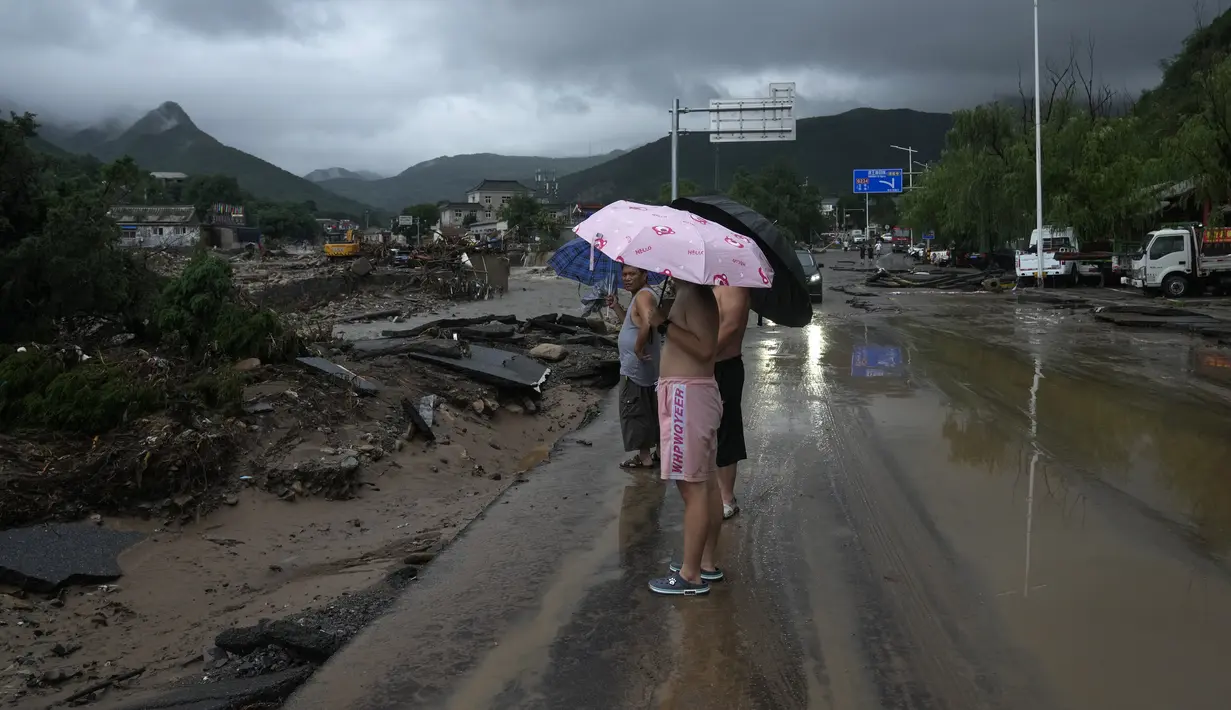 Kedua orang tersebut tidak menunjukkan tanda-tanda vital saat ditemukan di sungai saat melakukan patroli darurat di distrik tersebut pada Senin pagi. (AP Photo/Andy Wong)