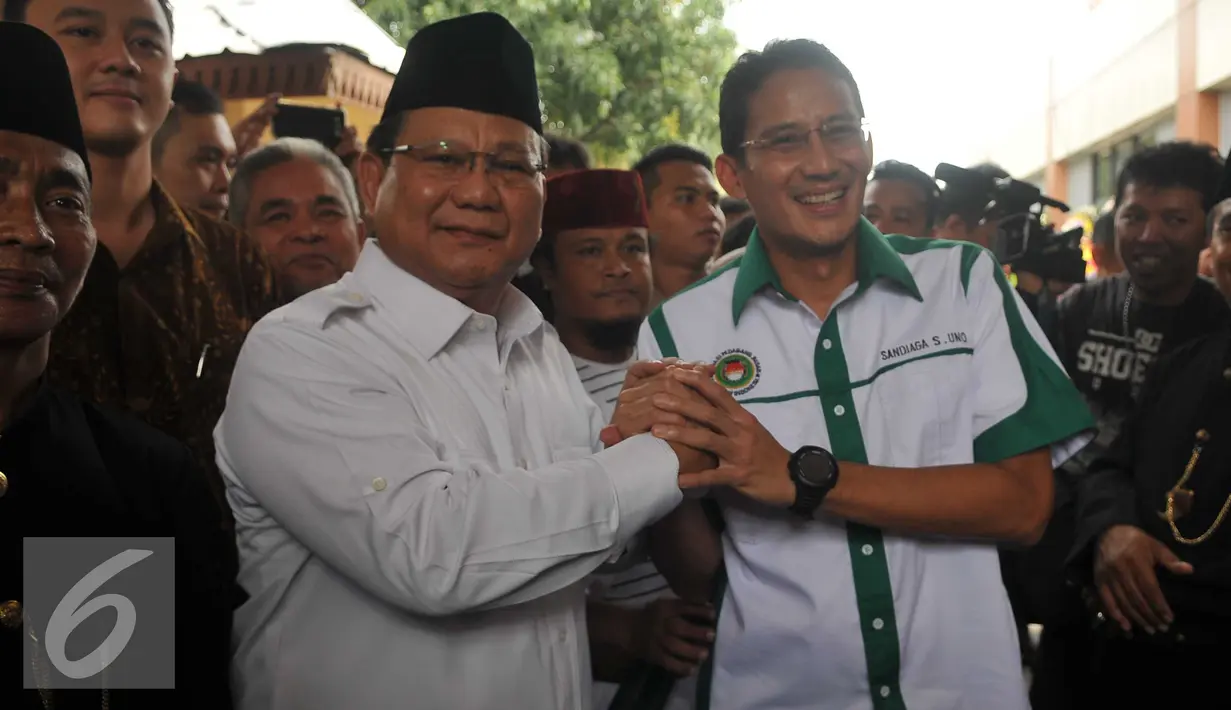 Ketua Umum Partai Gerindra Prabowo Subianto berjabat tangan dengan Sandiaga Uno saat acara pelantikan pengurus DPP APPSI di Jakarta, Selasa (22/3). Sandiaga Uno mengantikan Prabowo yang sebelumnya menjadi APPSI. (Liputan6.com/Gempur M Surya)