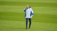 Reaksi pelatih Italia Luciano Spalletti saat mengawasi sesi latihan MD-1 timnya menjelang laga terakhir fase grup Euro 2024, di base camp di Iserlohn, Minggu (23/6/2024). (Alberto PIZZOLI / AFP)