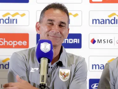 Pelatih Timnas Indonesia U-23 Gerald Vanenburg tersenyum saat menghadiri sesi pemberian keterangan resmi jelang laga ASEAN U23 Championship 2025 melawan Brunei Darussalam di Stadion Utama Gelora Bung Karno, Jakarta pada Senin (14/7/2025). (Bola.com/Abdul Aziz)