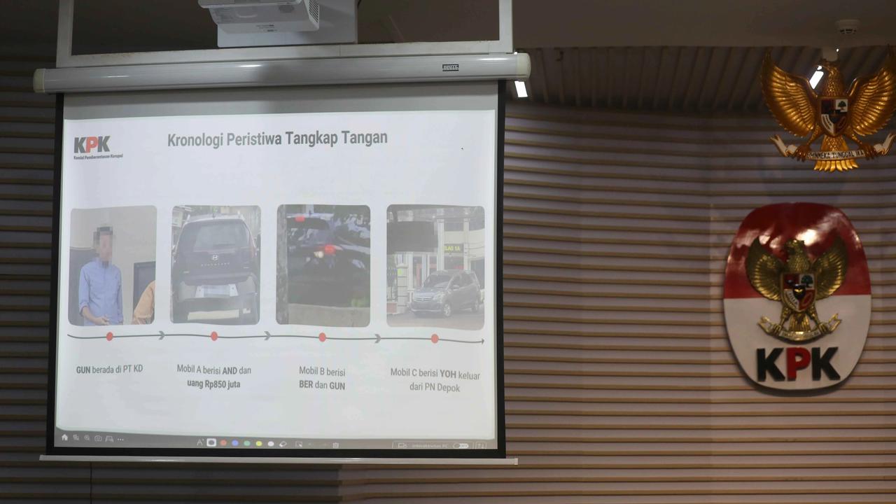 FOTO: FOTO KPK Tunjukkan Barang Bukti Uang 850 Juta Hasil OTT Ketua PN Depok